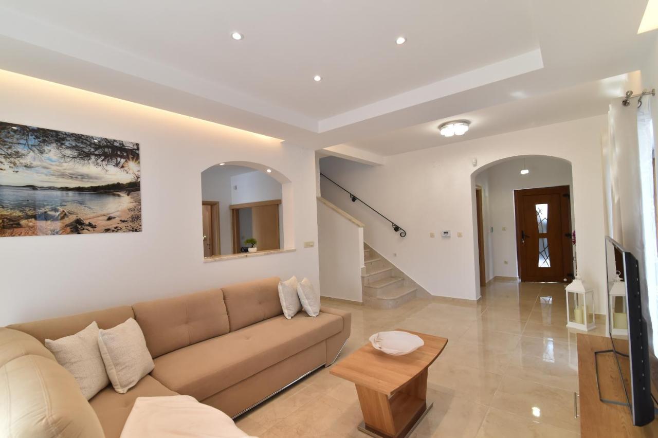 Villa Muskatel -With Heated Pool Brzac Exterior foto